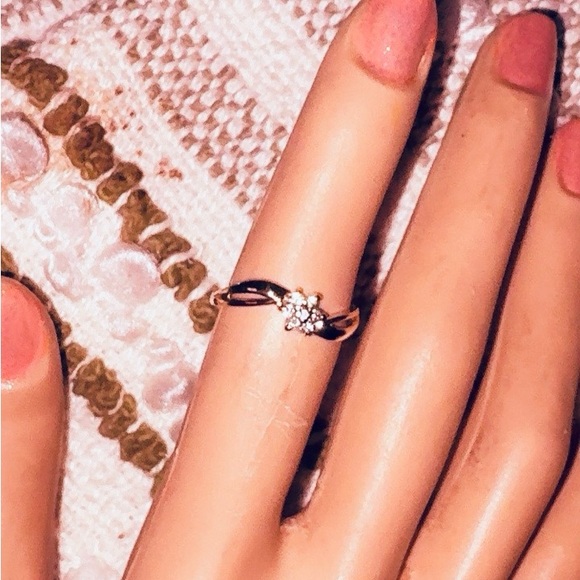 Elegant solid 10k yellow Gold Floral Ring - Picture 6 of 10